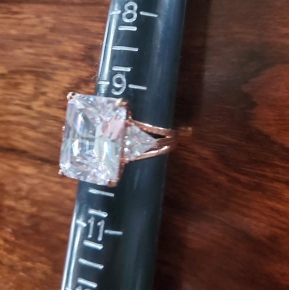 Sparkling CZ Clear Stone Statement Ring Sz 9.75 - Picture 4 of 4